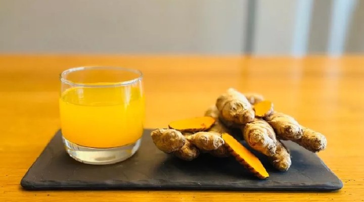 স্বাস্থ্যের জন্য উপকারী হলুদ পানি